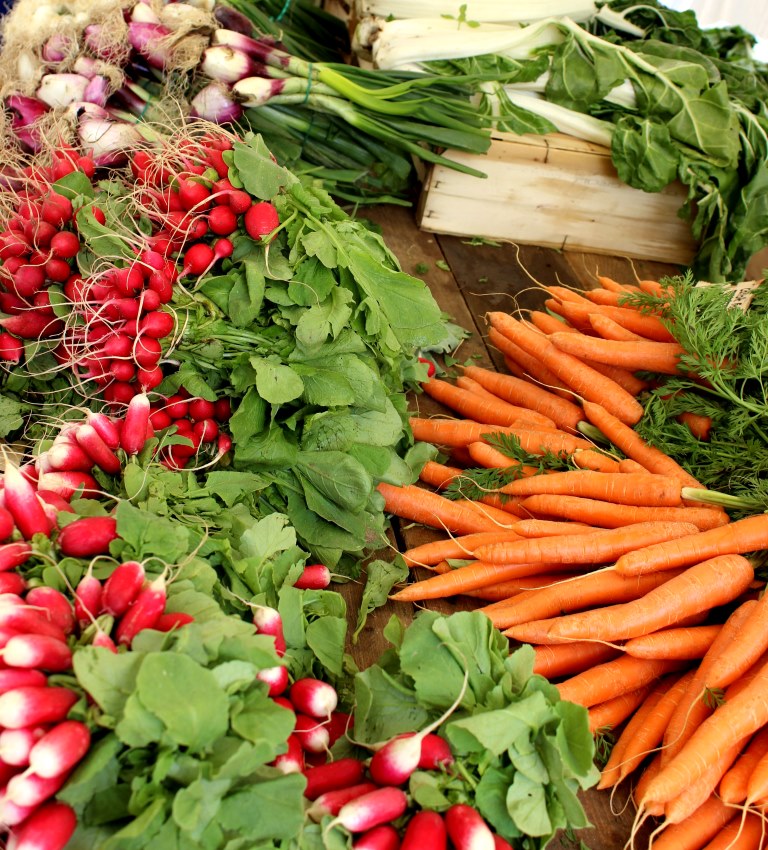 Légumes de saison du printemps sur un étal de marché