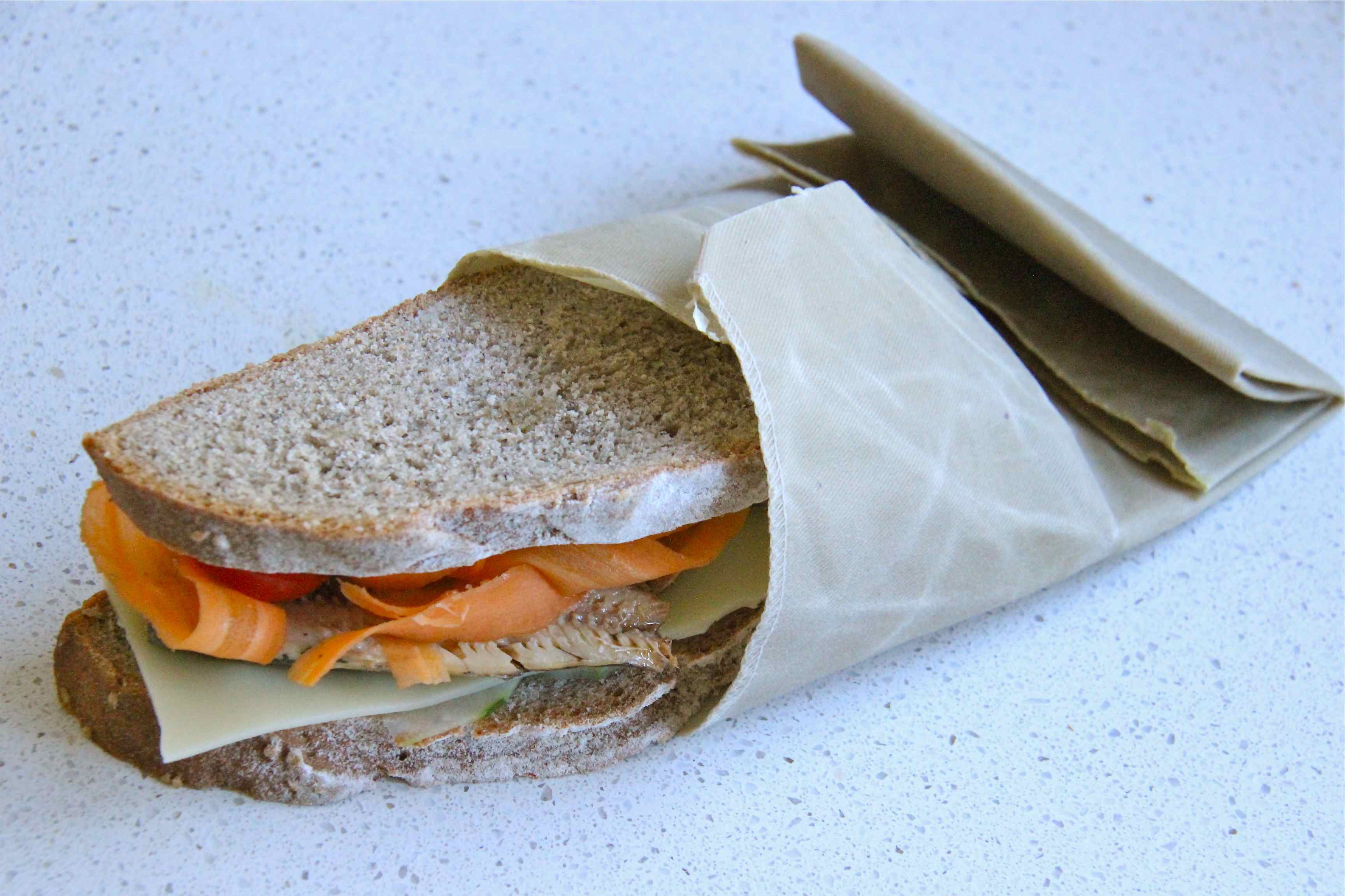 Sandwich emballé dans un bee wrap