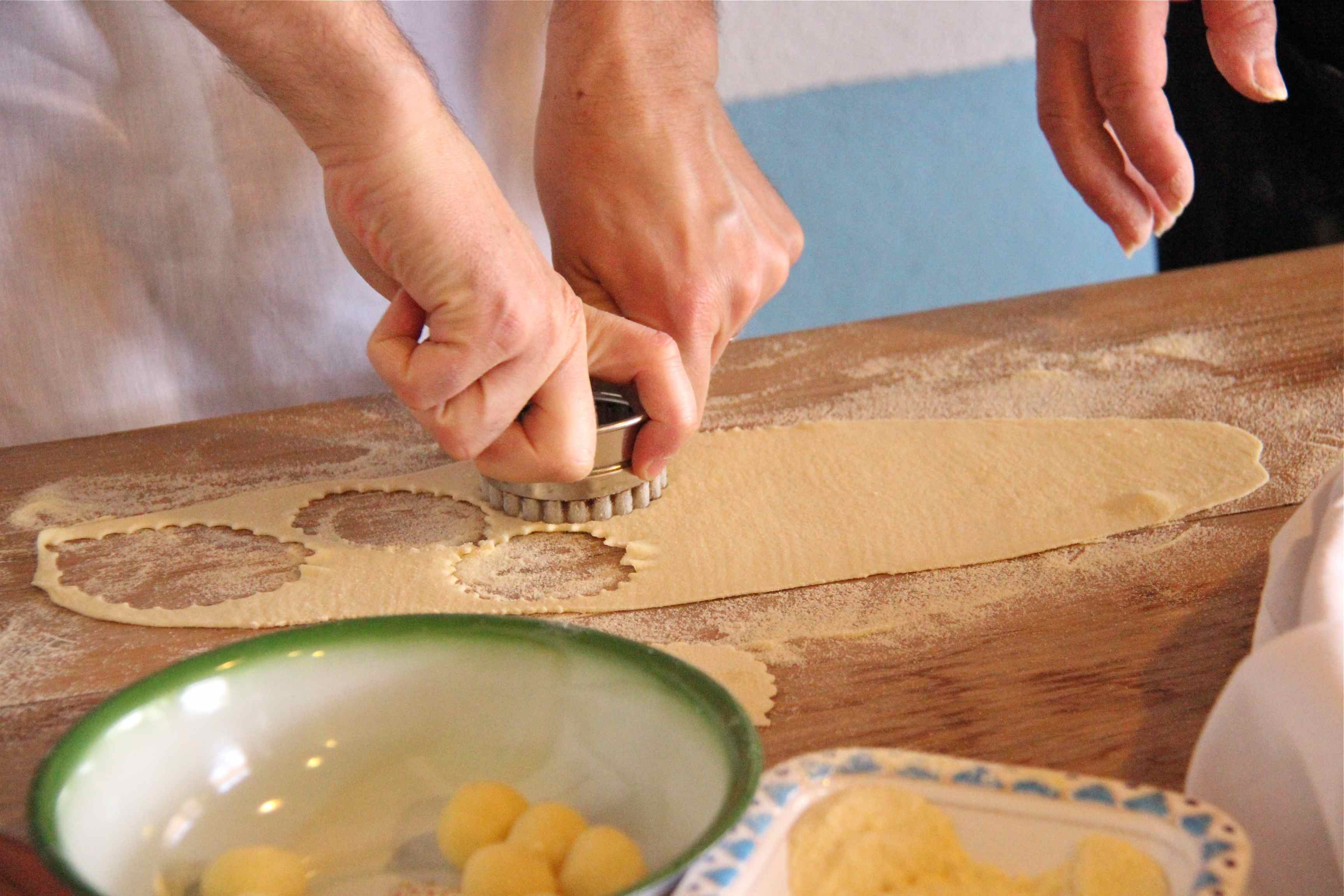Cutting pasta dough
