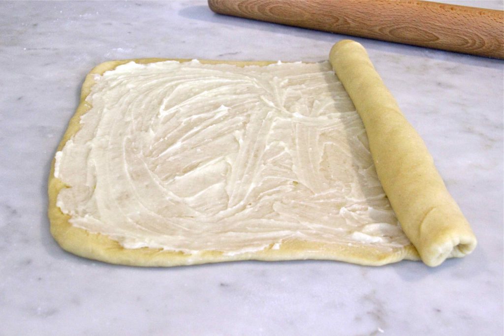 Rouler le rectangle de pâte à brioche dans le sens de la longueur