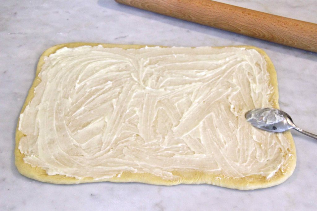 Etaler la crème pâtissière sur le rectangle de pâte à brioche.