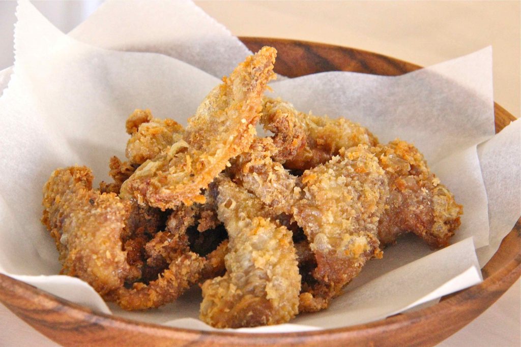 Peau de poulet frite épicée : snack philippin