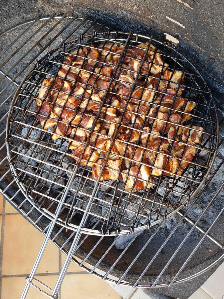 Bun Cha, cuisson au barbecue de la viande porc marinée sur une grille spéciale